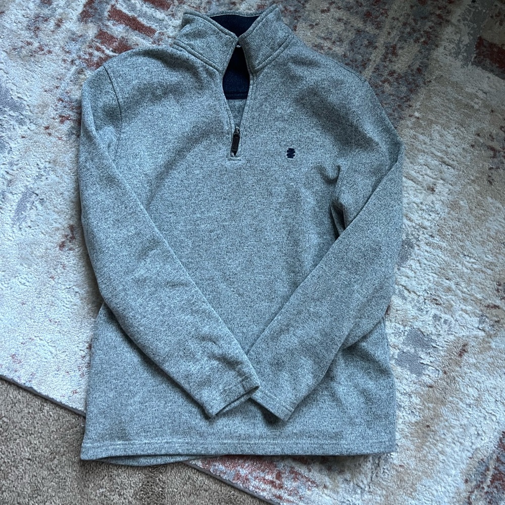 Grey men’s Izod sweater